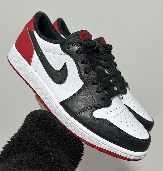 Jordan 1 low black toe nike best sale